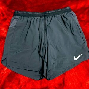 i’m selling it because i bought the wrong size, Nike runner, small